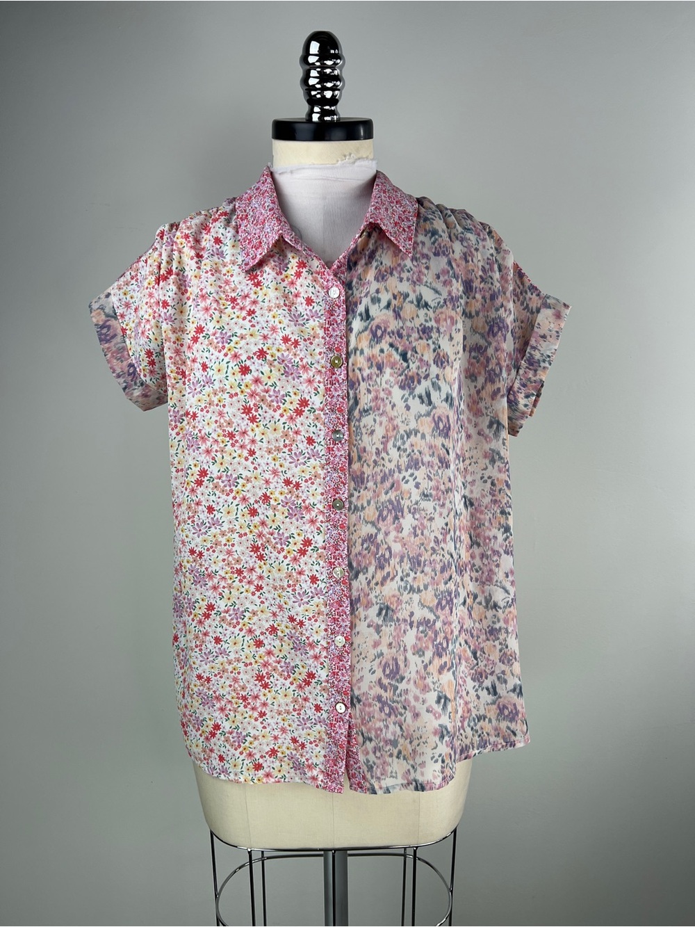 💚 3870. Pink Floral Mixed-Print Button Front Top